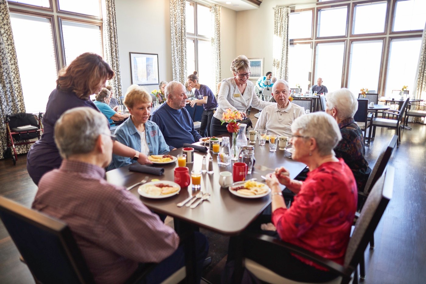 Cedarhurst residents eating breakfast