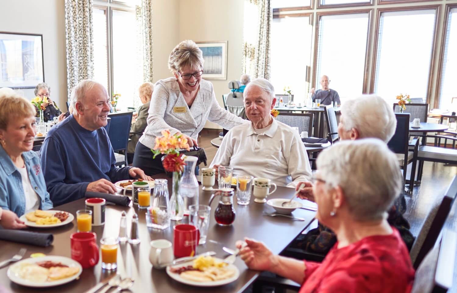 Cedarhurst Blue Springs seniors dining