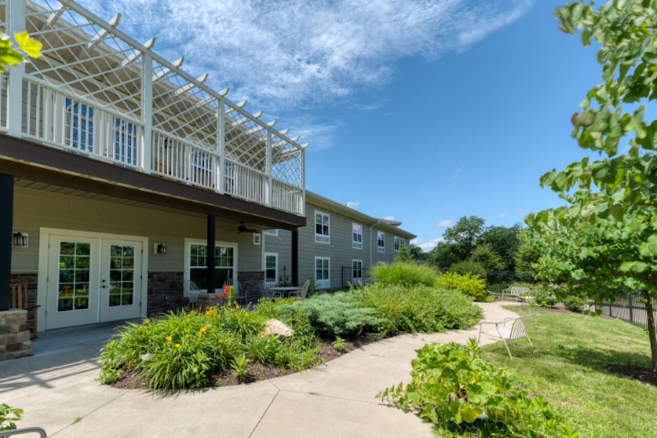 Cedarhurst of Columbia - Outdoor Space 1