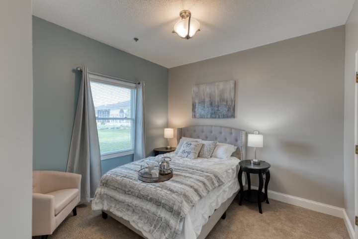 Cedarhurst of Godfrey - Apartment Bedroom