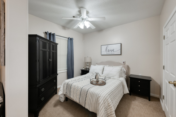 Cedarhurst of Granite City - Apartment Bedroom