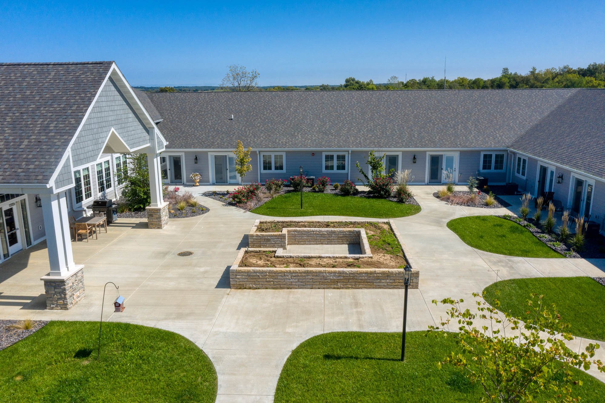 Cedarhurst of Lebanon Outdoor Courtyard 2