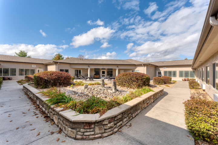 Cedarhurst of Springfield MO - Outdoor Space