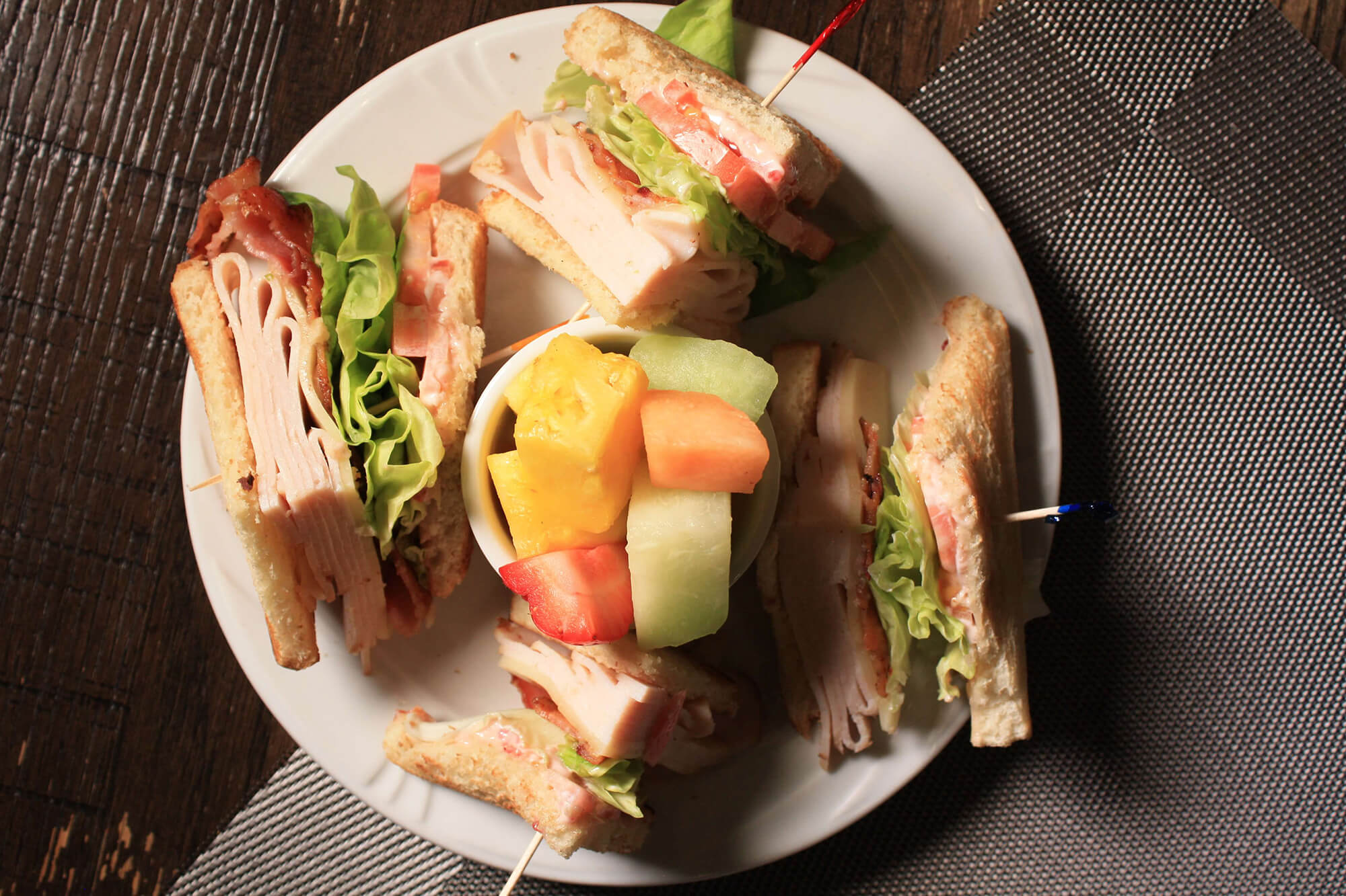 Plate with sandwich and fruits